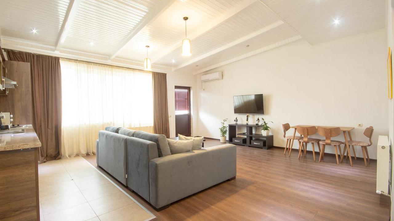 Big Terrace Apartment On Liberty Square Tbilisi Exterior photo