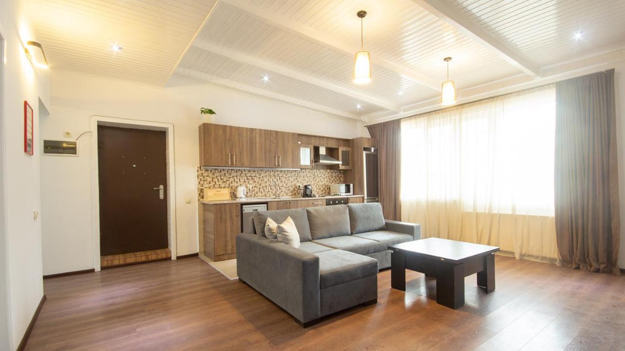 Big Terrace Apartment On Liberty Square Tbilisi Exterior photo