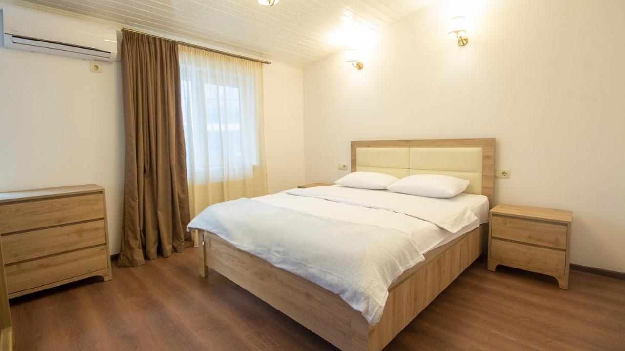 Big Terrace Apartment On Liberty Square Tbilisi Exterior photo